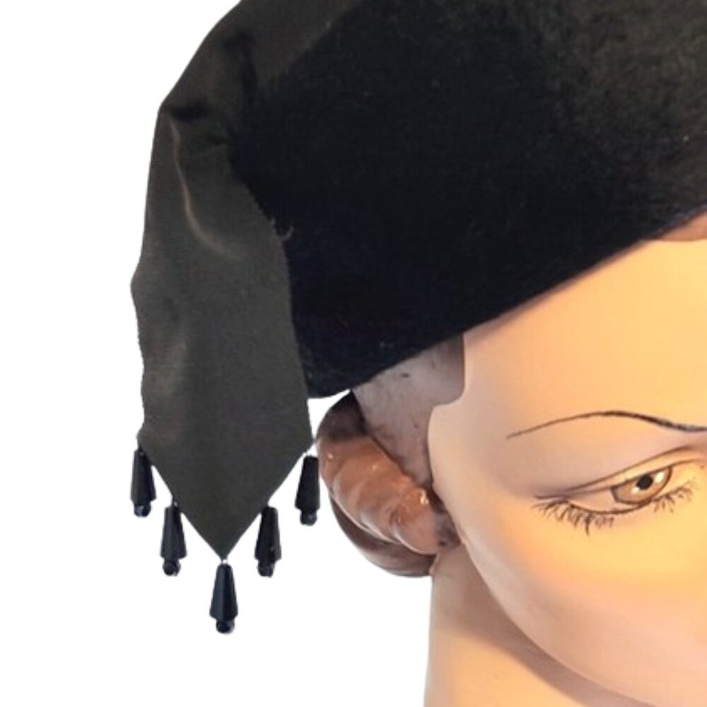 1950s Vintage Black Velour Felt Rounded Pillbox Hat With Ribbon And Bead Accents - Picture 4 of 7